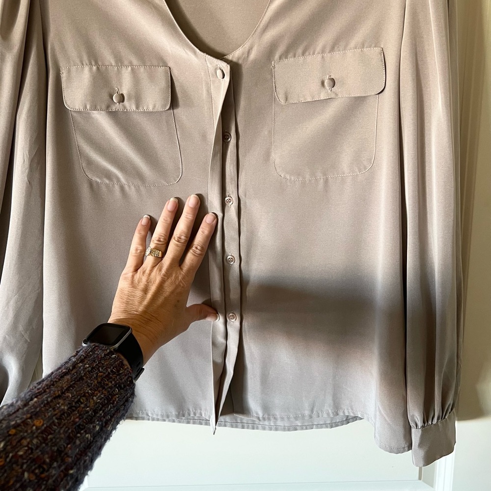 Vintage Sophisticated Lady Women's Silky Blouse with Sleeves and Pocket Detail - Picture 3 of 8